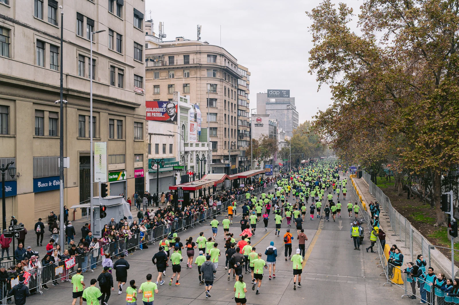 Maratón de Santiago 2025 — aerial corredores avenida ciudad