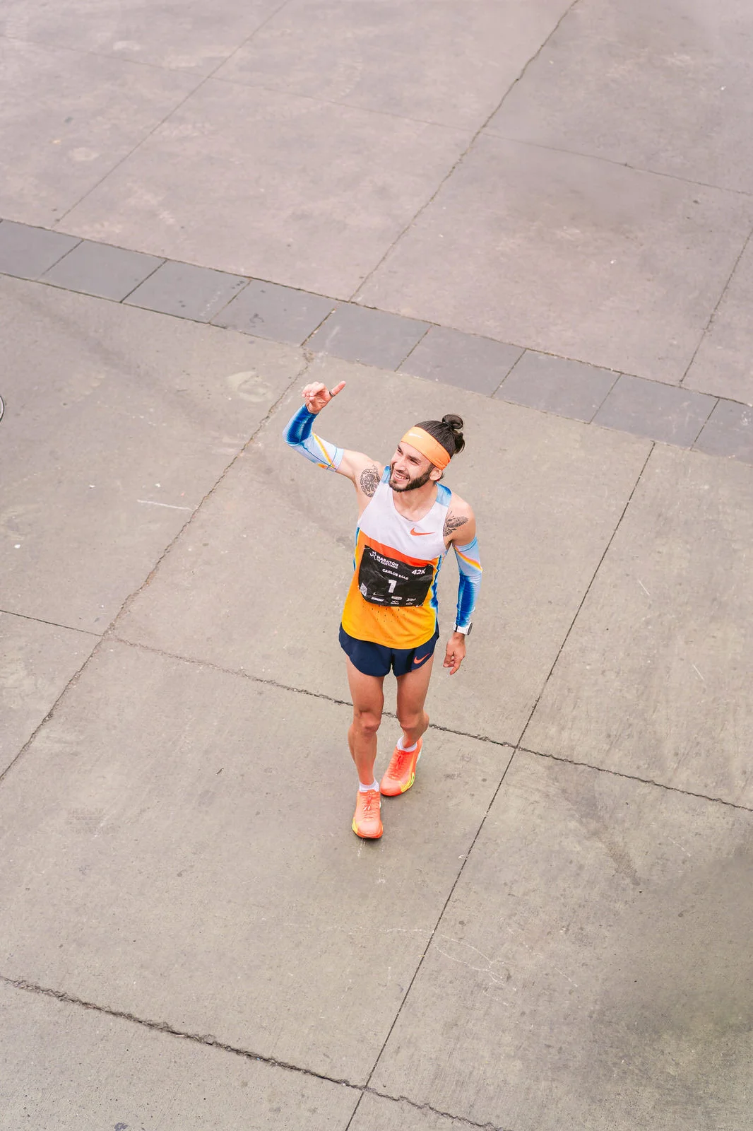 Maratón de Santiago 2025 — atleta aerial finisher adoquin