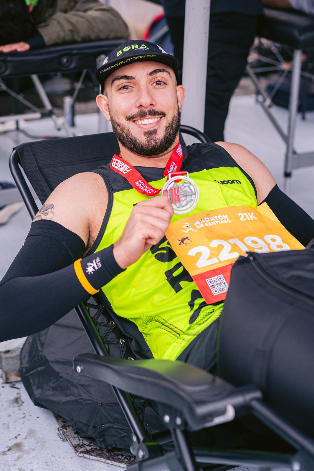 Maratón de Santiago 2025 — atleta hombre normatec pulgar arriba