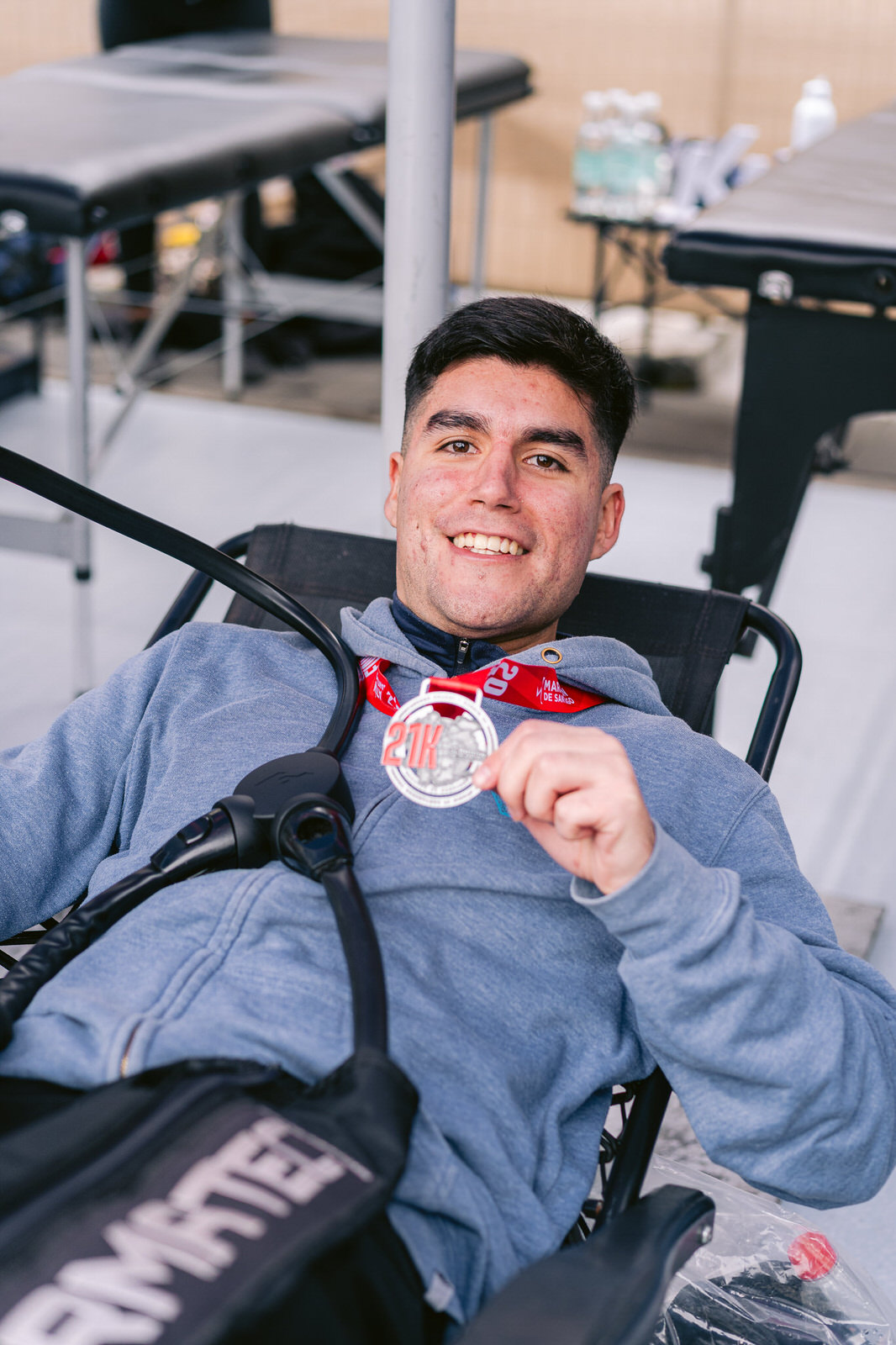 Maratón de Santiago 2025 — atleta hombre silla medalla normatec