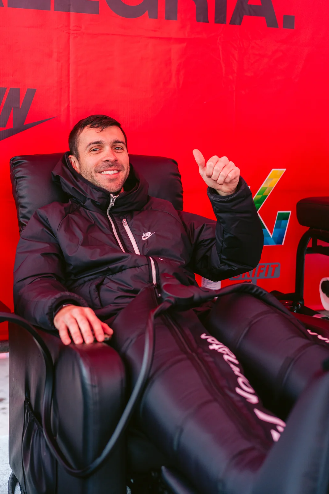 Maratón de Santiago 2025 — atleta hombre silla normatec kifit