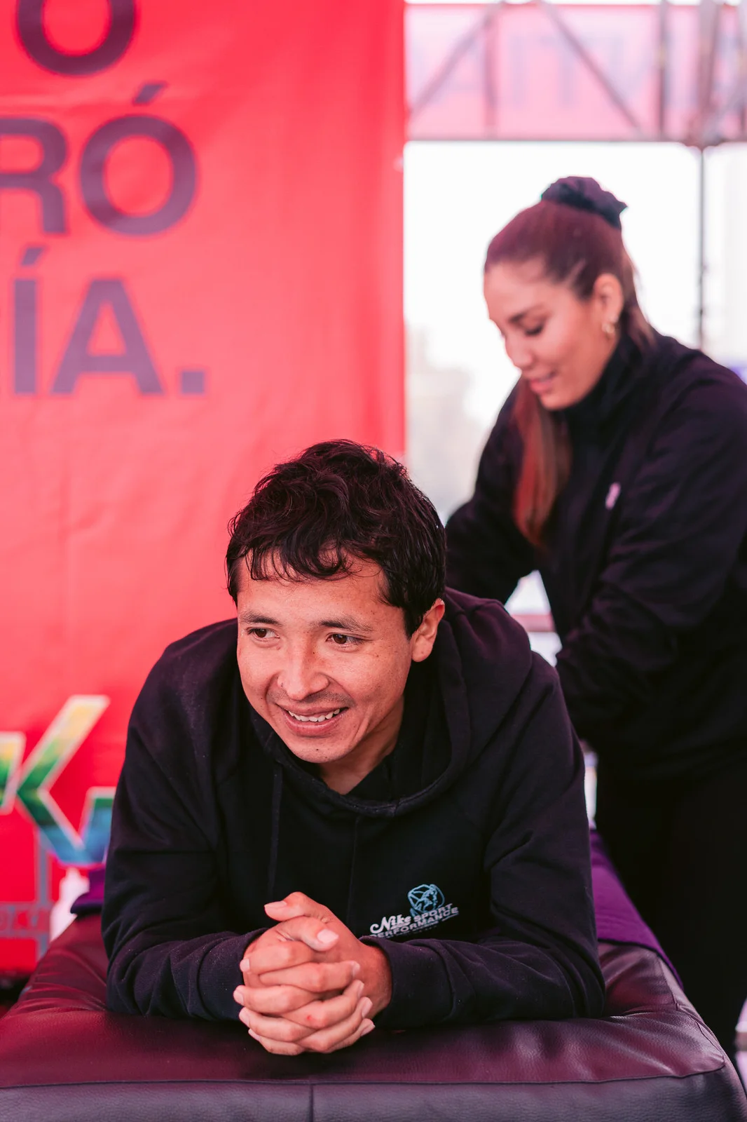 Maratón de Santiago 2025 — atleta hombre sonriendo kifit
