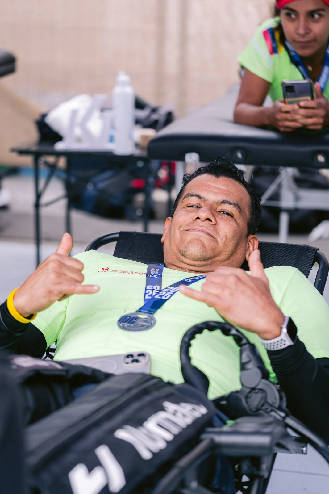 Maratón de Santiago 2025 — atleta masaje acostado medalla