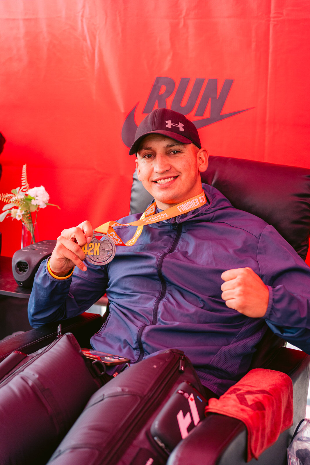 Maratón de Santiago 2025 — atleta mujer medalla silla kifit