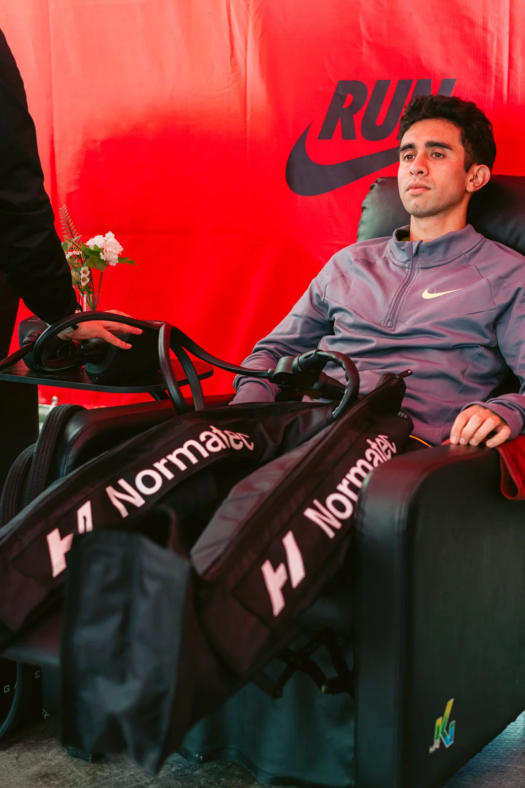 Maratón de Santiago 2025 — atleta normatec silla nike
