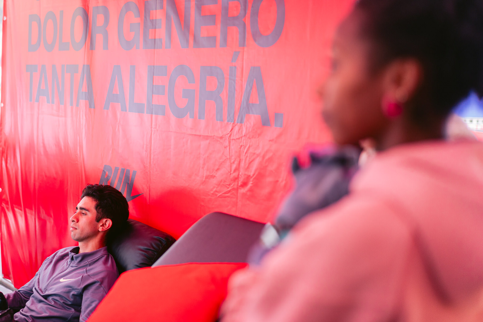 Maratón de Santiago 2025 — atleta recostado banner kifit