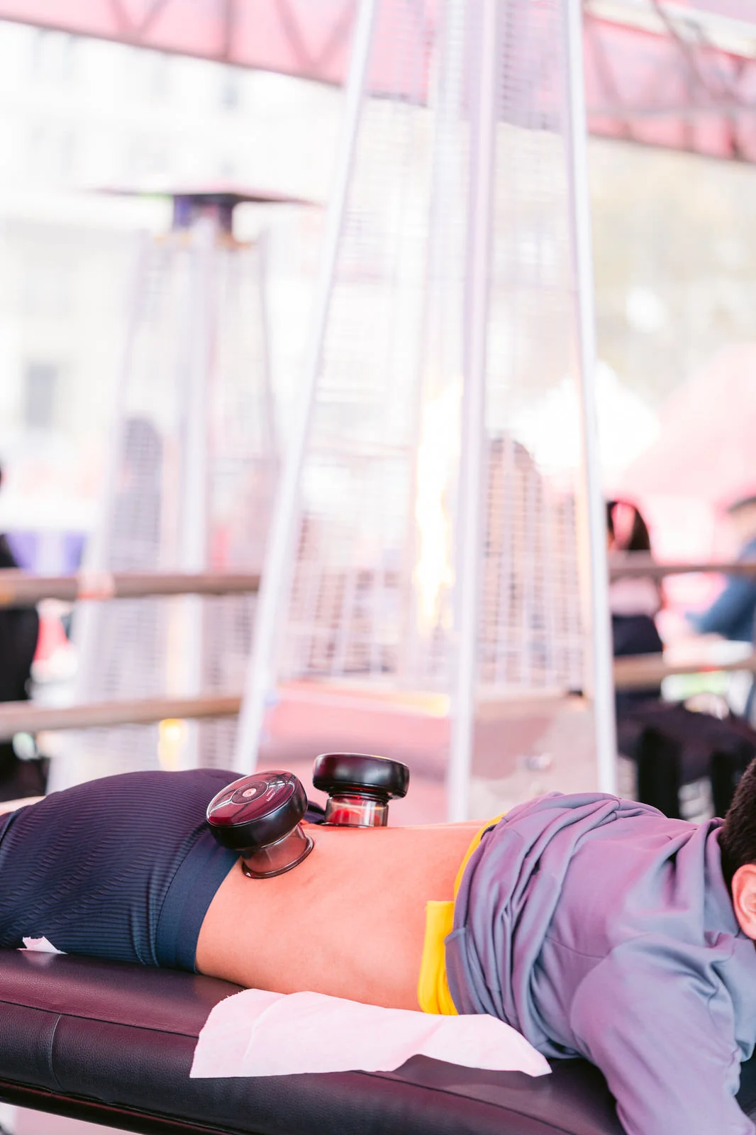 Maratón de Santiago 2025 — atleta recostado tratamiento kifit