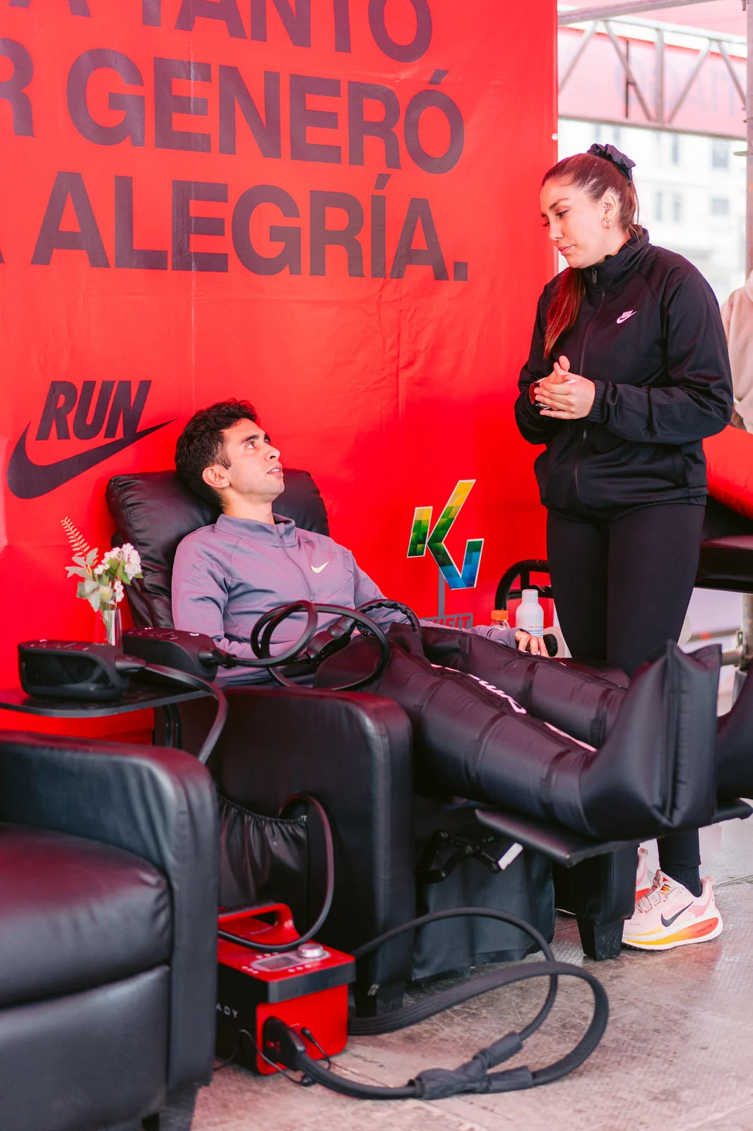 Maratón de Santiago 2025 — atleta silla banner kifit nike