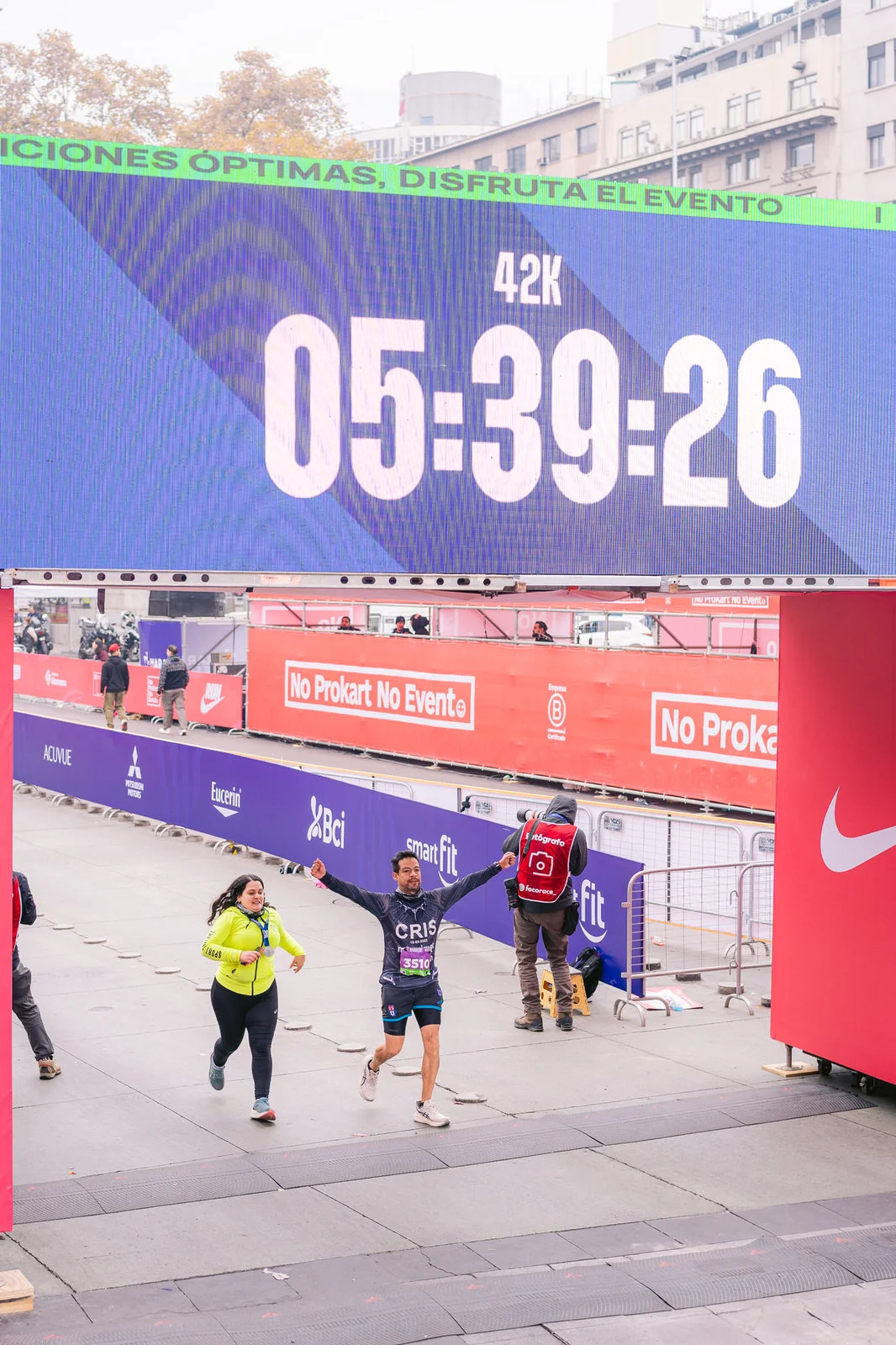 Maratón de Santiago 2025 — corredor cruzando meta cronometro 2
