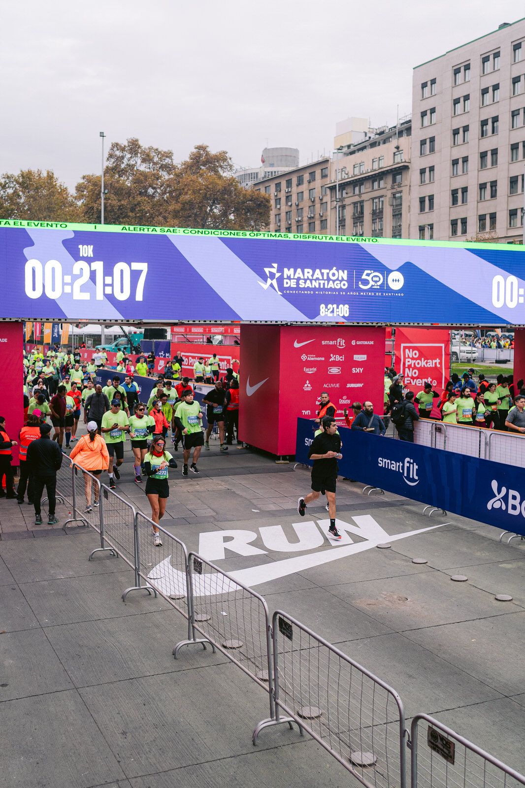 Maratón de Santiago 2025 — corredor cruzando meta cronometro