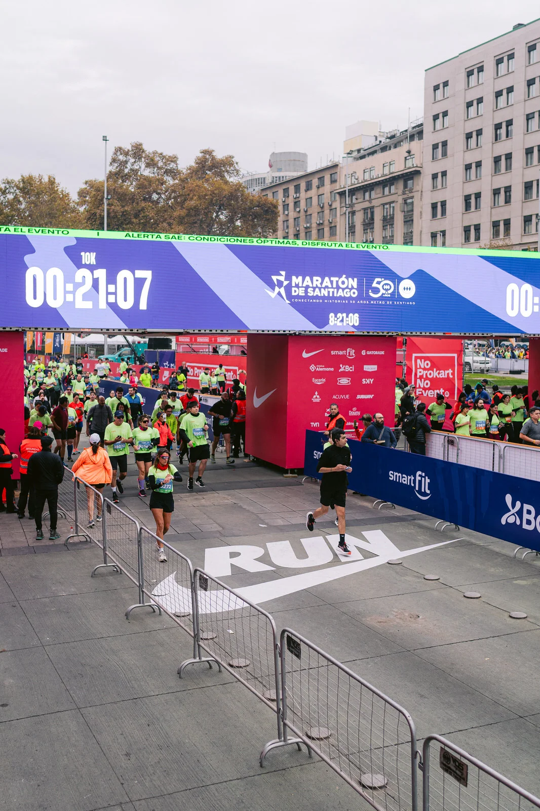 Maratón de Santiago 2025 — corredor cruzando meta cronometro