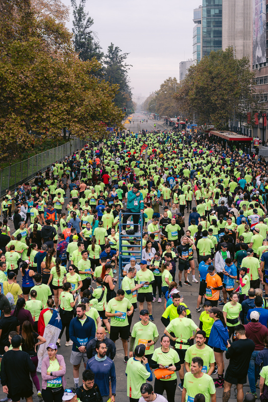 Maratón de Santiago 2025 — corredores boulevard panoramica
