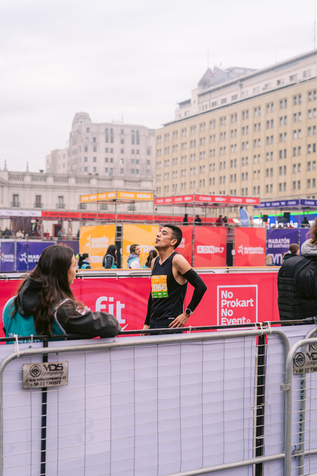 Maratón de Santiago 2025 — corredores meta banner run