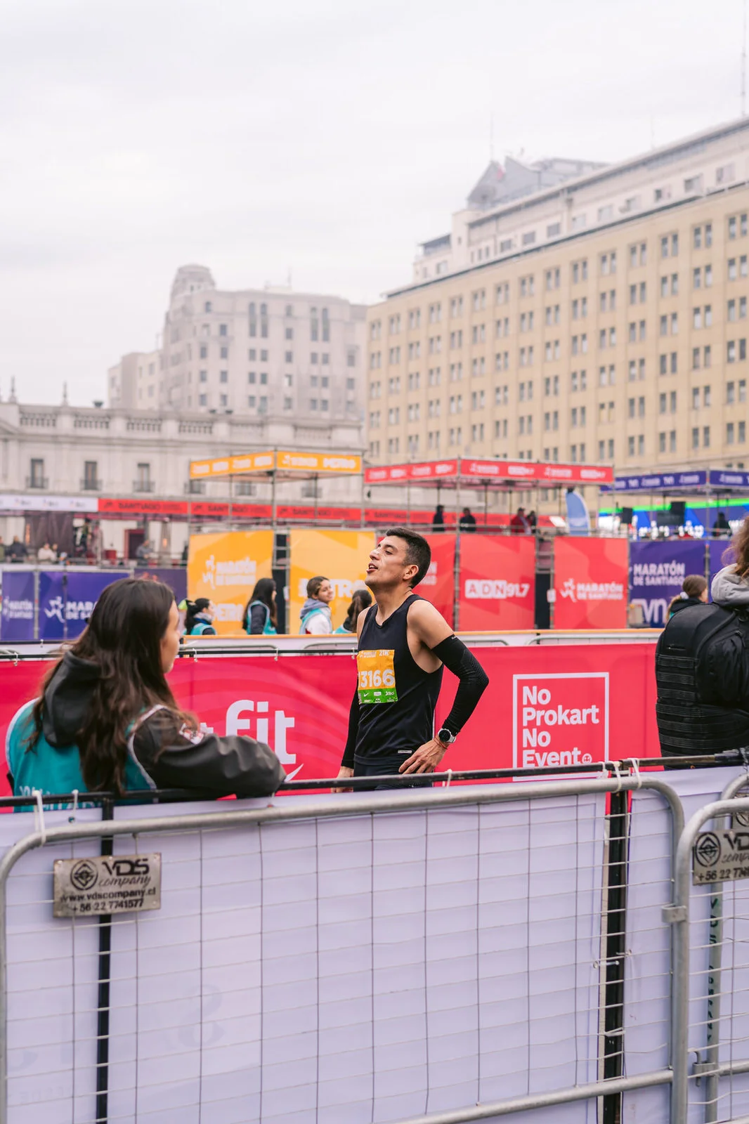 Maratón de Santiago 2025 — corredores meta banner run