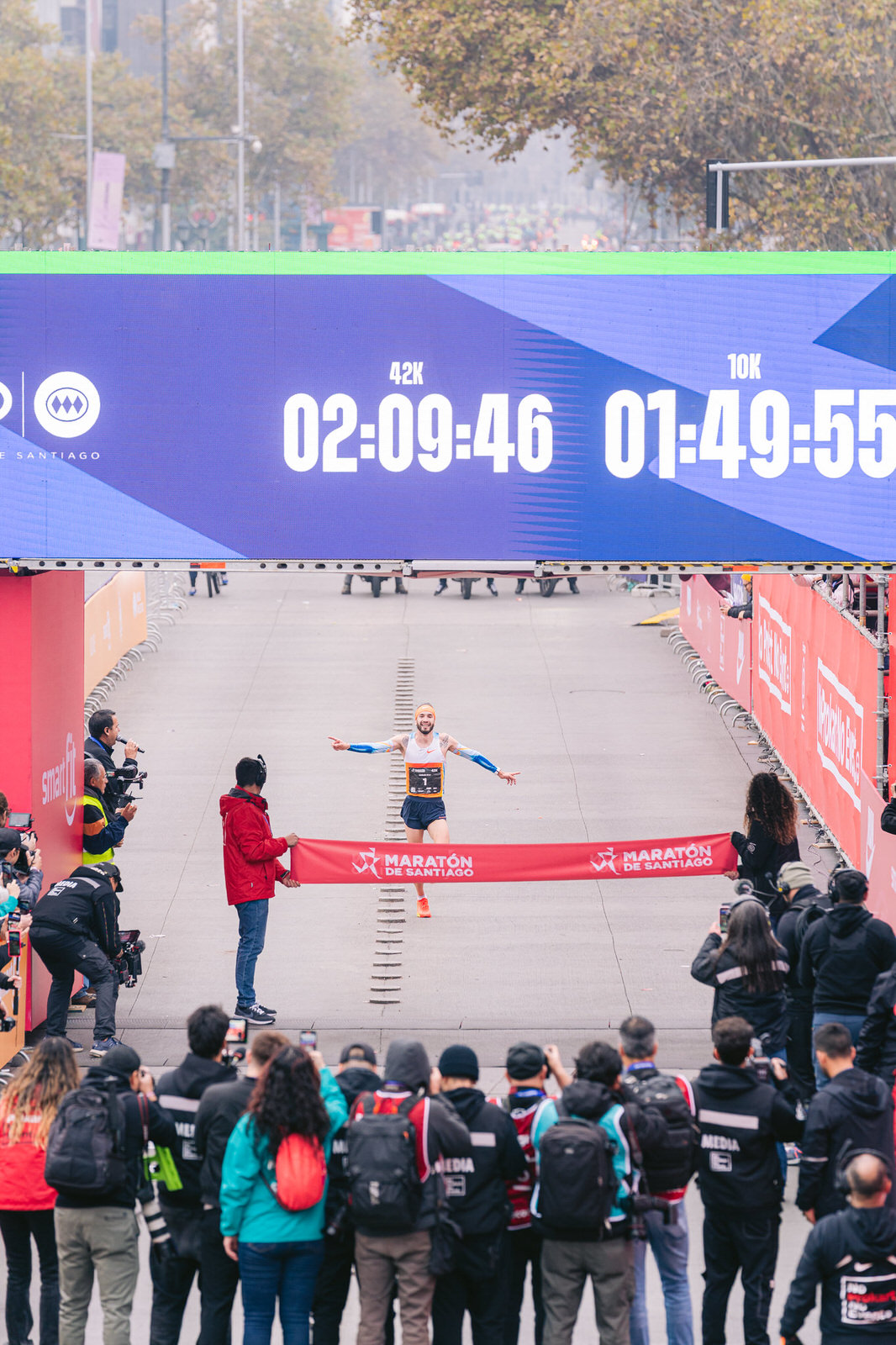 Maratón de Santiago 2025 — cruce meta cronometro dos corredores
