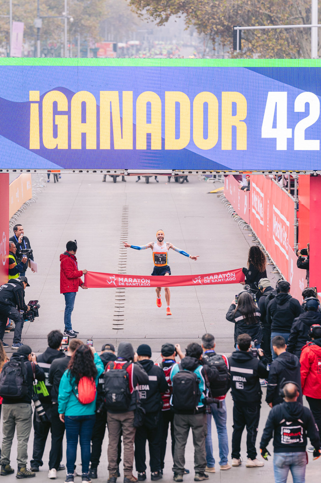 Maratón de Santiago 2025 — ganador cinta 42k banner 1