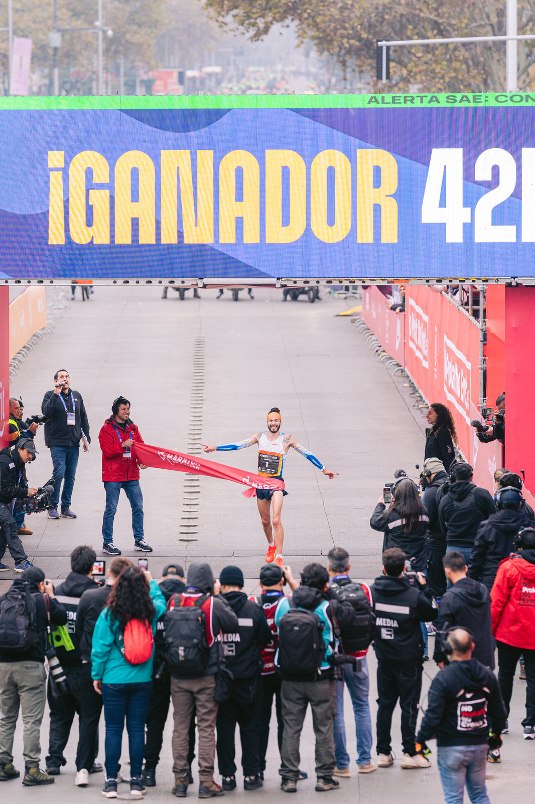 Maratón de Santiago 2025 — ganador cinta 42k banner 5