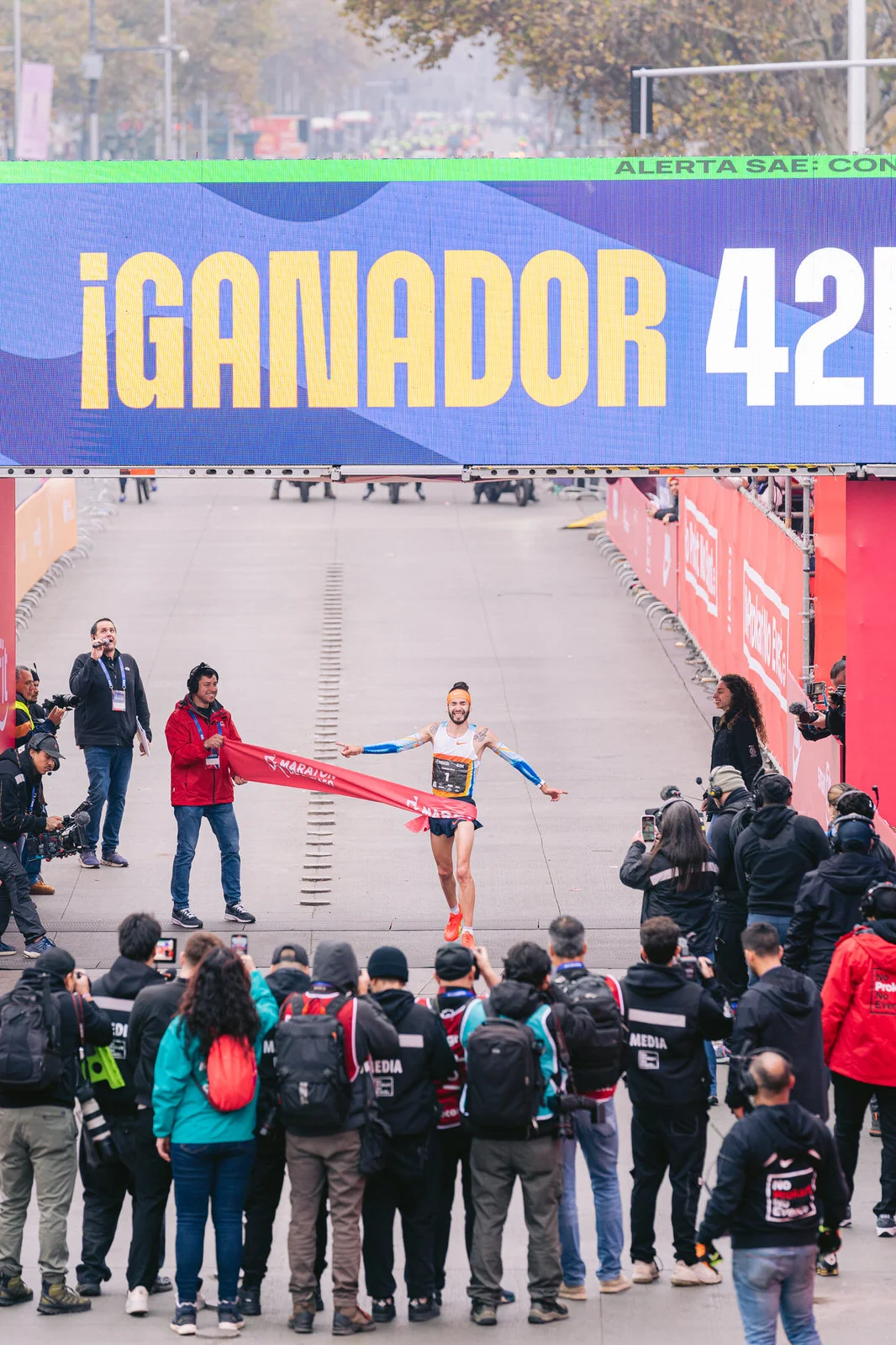 Maratón de Santiago 2025 — ganador cinta 42k banner 5