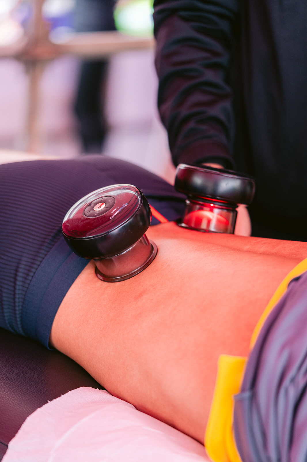 Maratón de Santiago 2025 — pistola masaje primer plano