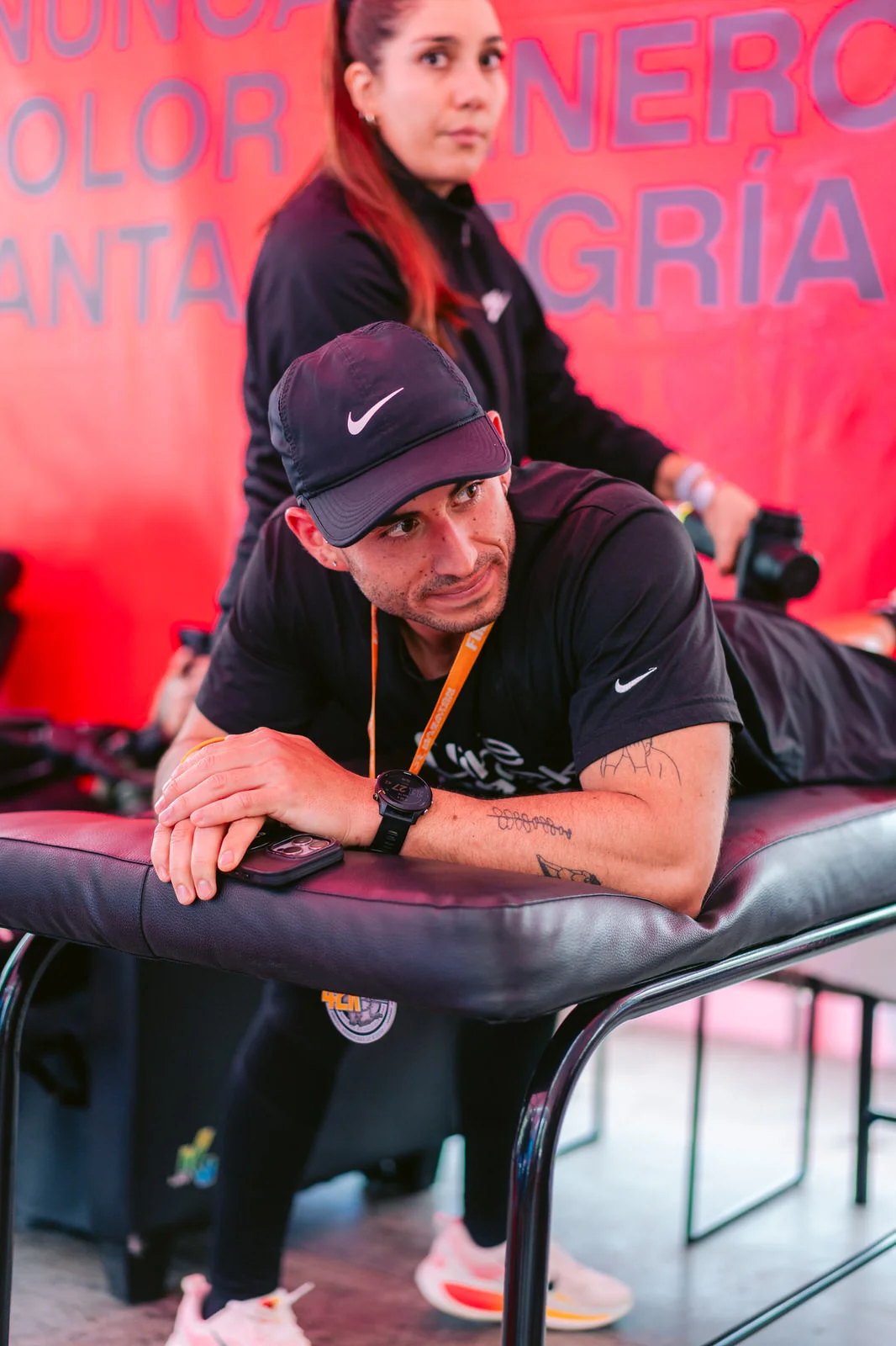 Maratón de Santiago 2025 — terapeuta masaje atleta banner rojo