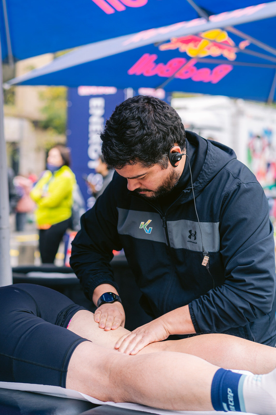 Maratón de Santiago 2025 — terapeuta masaje atleta redbull