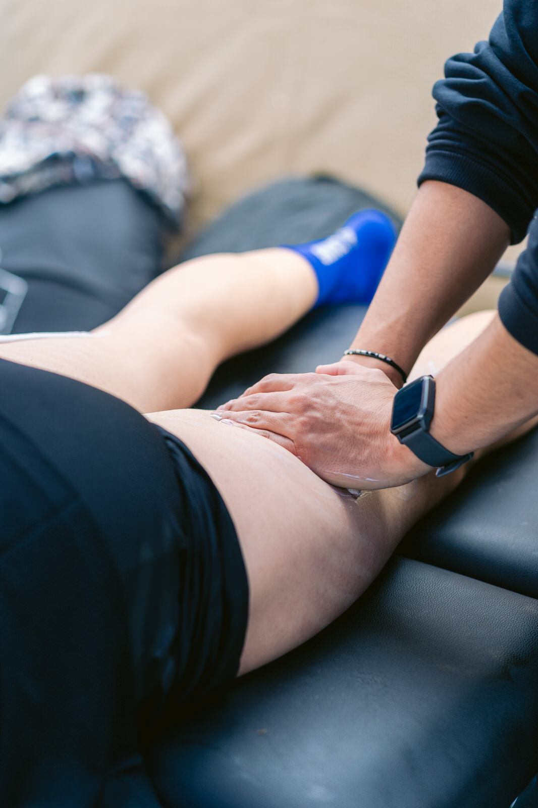 Maratón de Santiago 2025 — terapeuta masaje pierna normatec