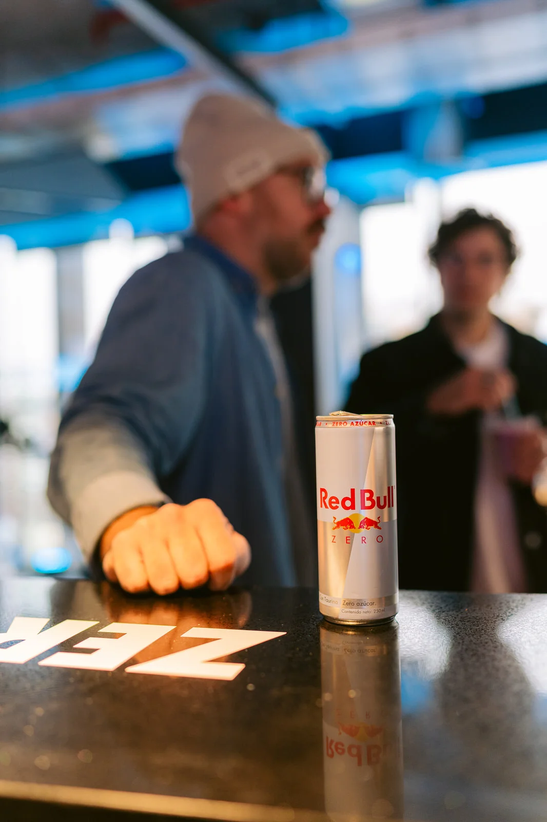 Red Bull RB Zero — can red bull rb zero mostrador madera