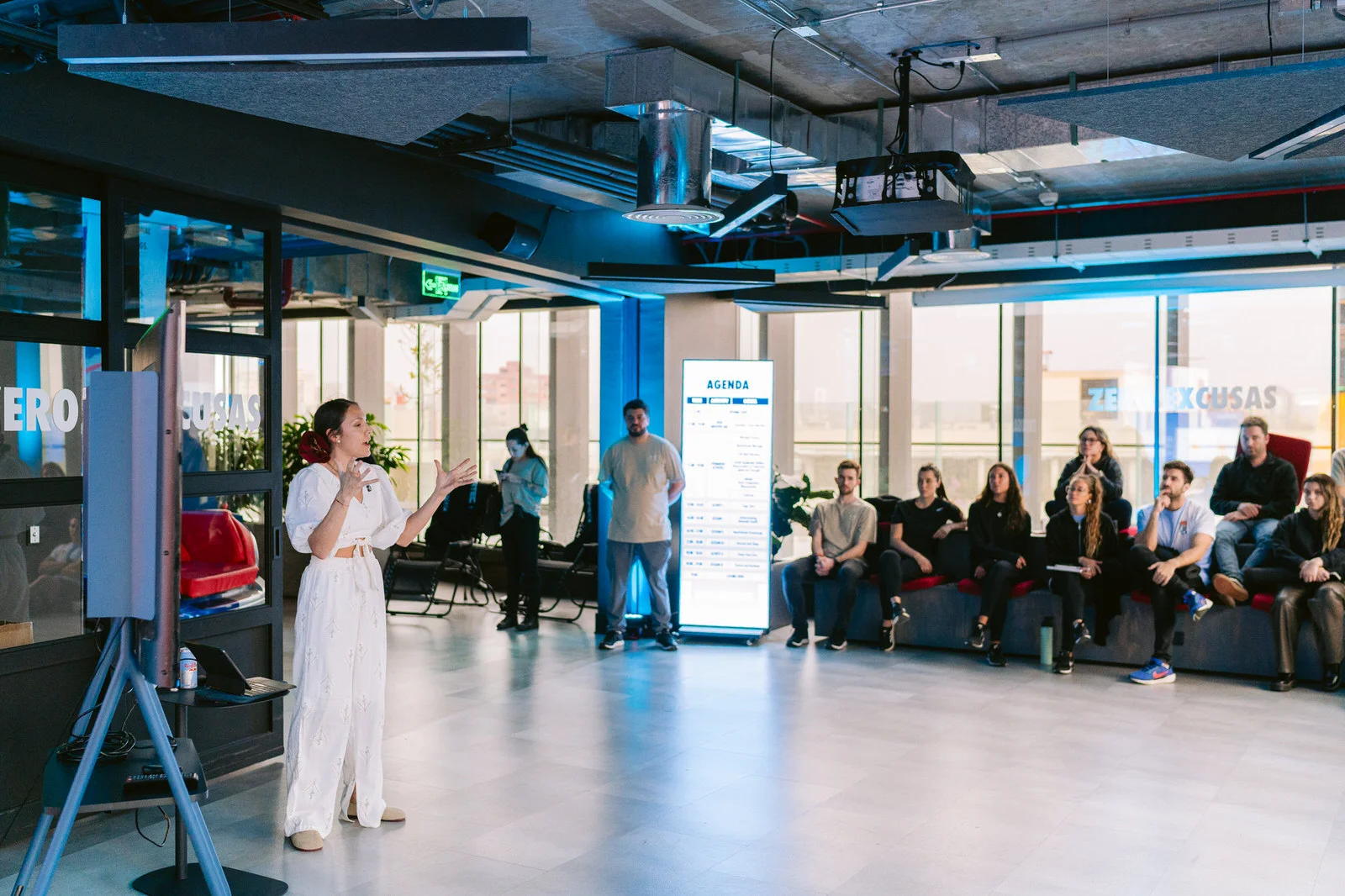 Red Bull RB Zero — charla presentacion audiencia interior 1