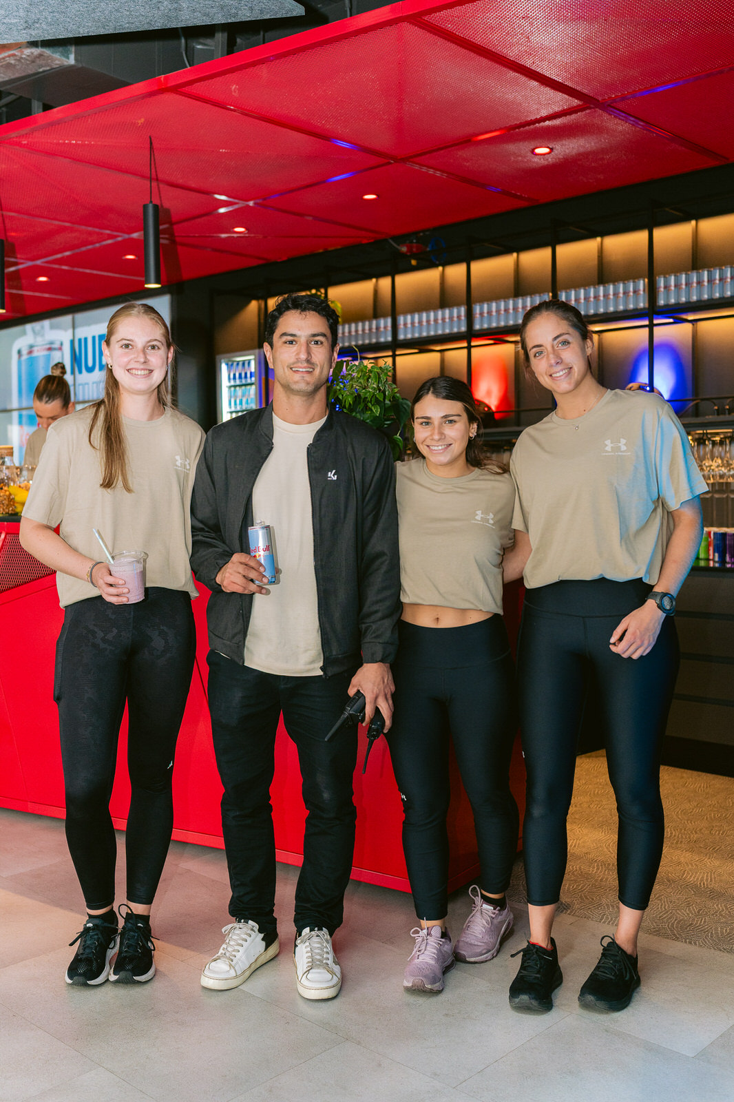 Red Bull RB Zero — grupo mujeres posando interior
