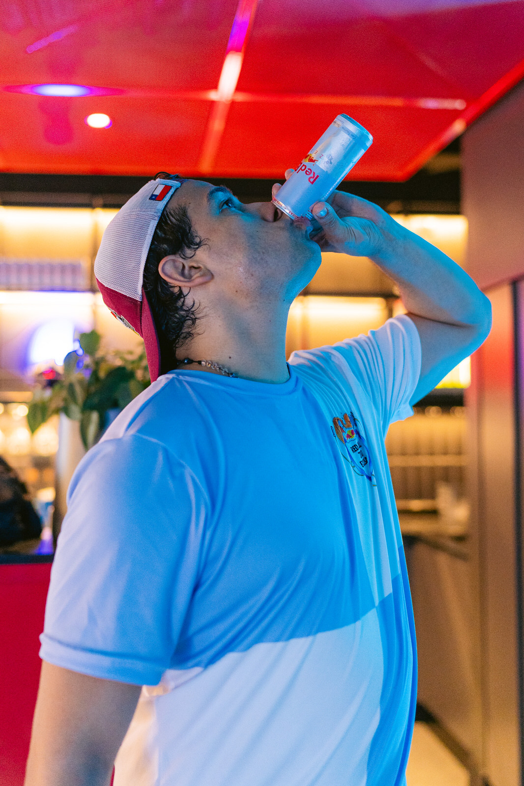 Red Bull RB Zero — hombre bebiendo can red bull luz roja