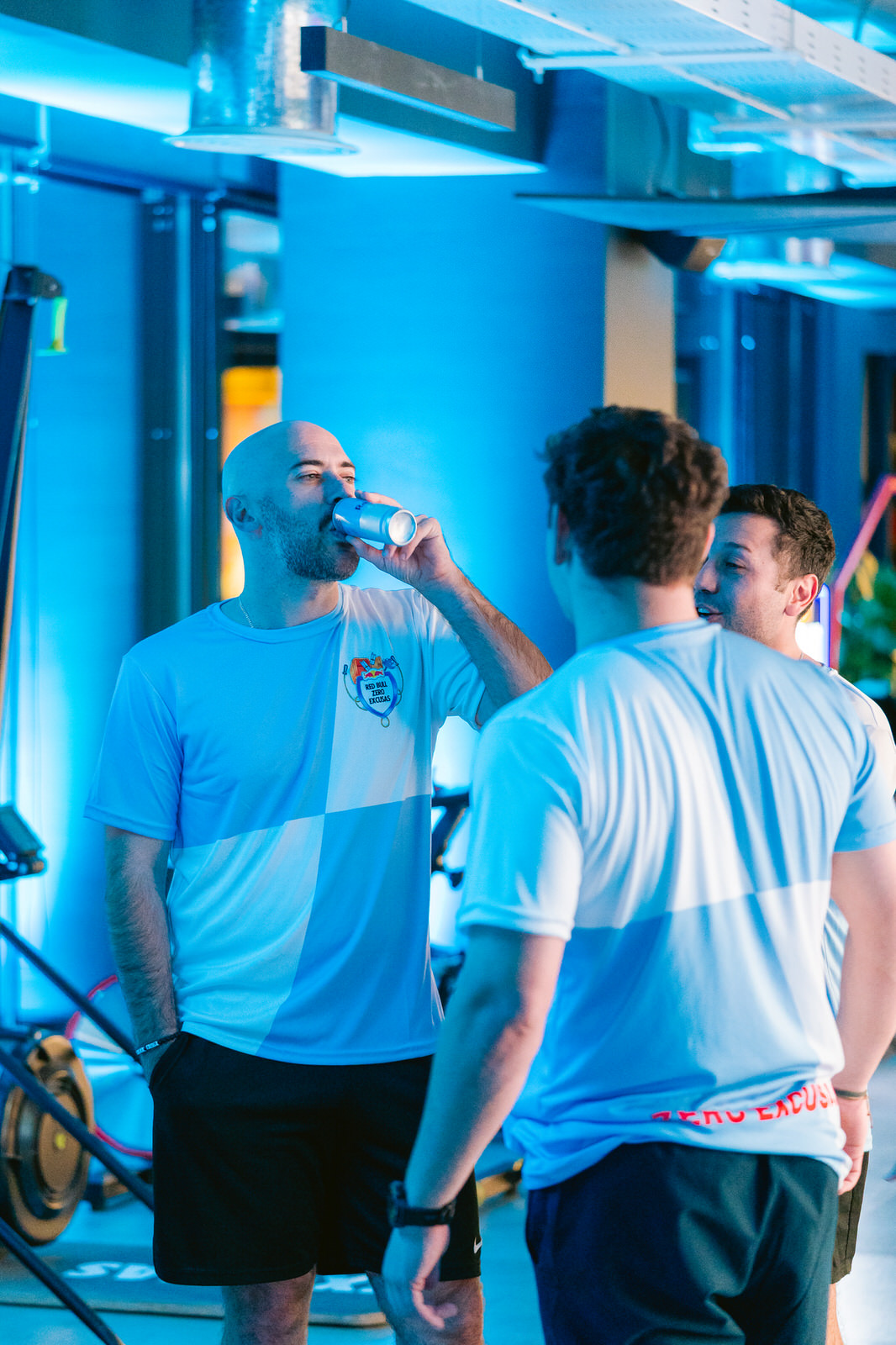 Red Bull RB Zero — hombre ejercicio agua fondo azul