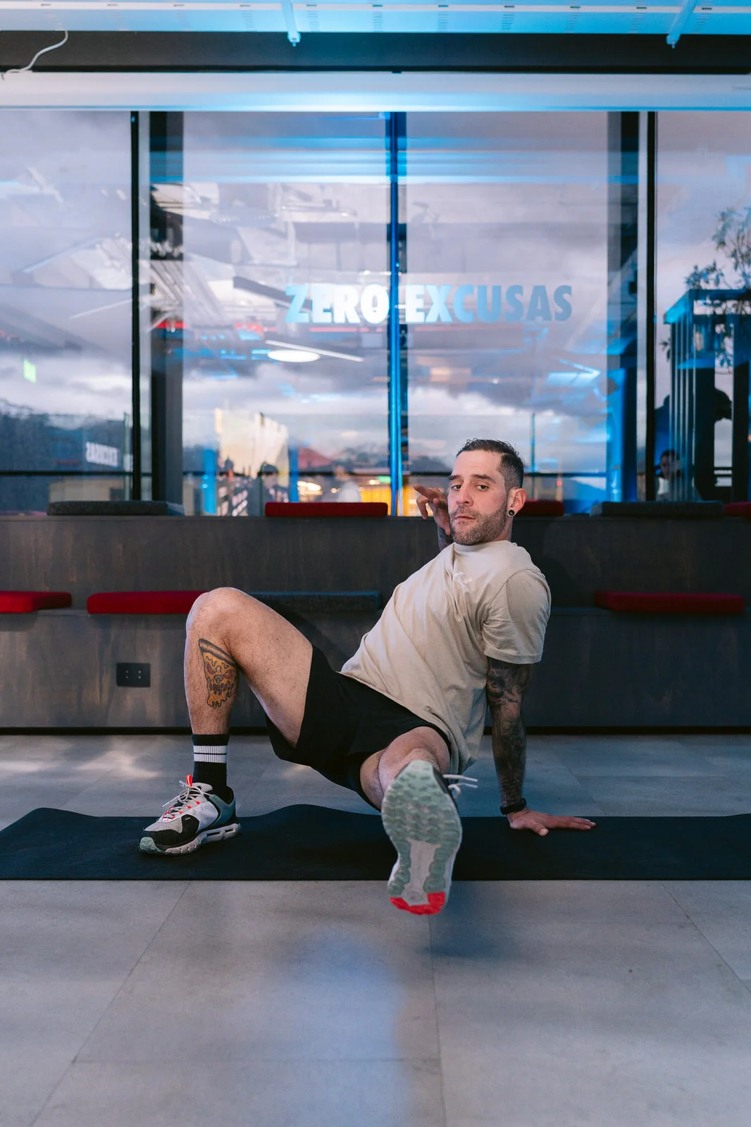 Red Bull RB Zero — hombre ejercicio soga interior