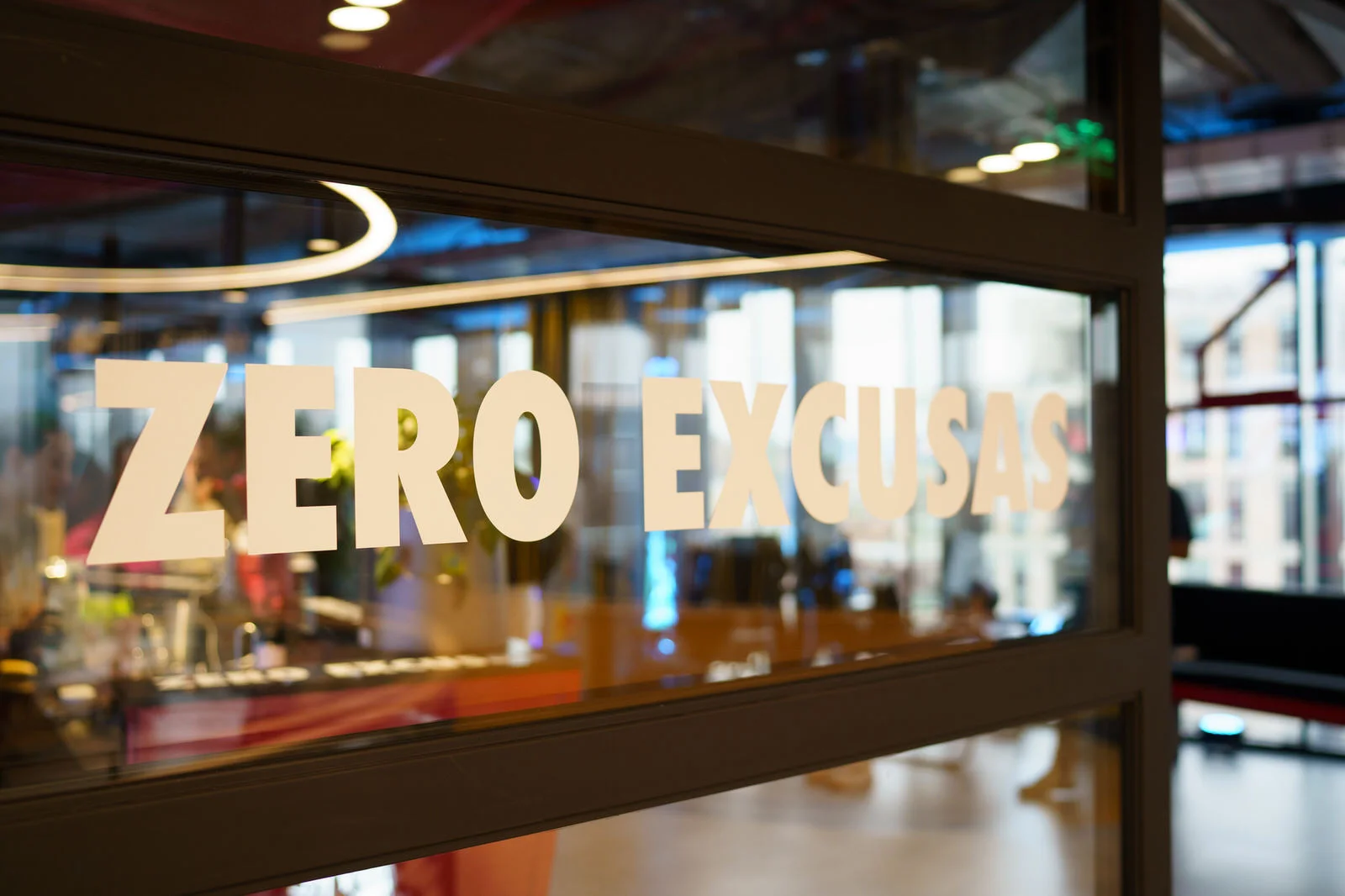 Red Bull RB Zero — letreo zero excusas neon