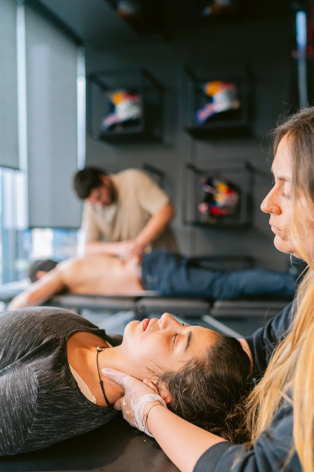 Red Bull RB Zero — masaje cuello mujer camilla
