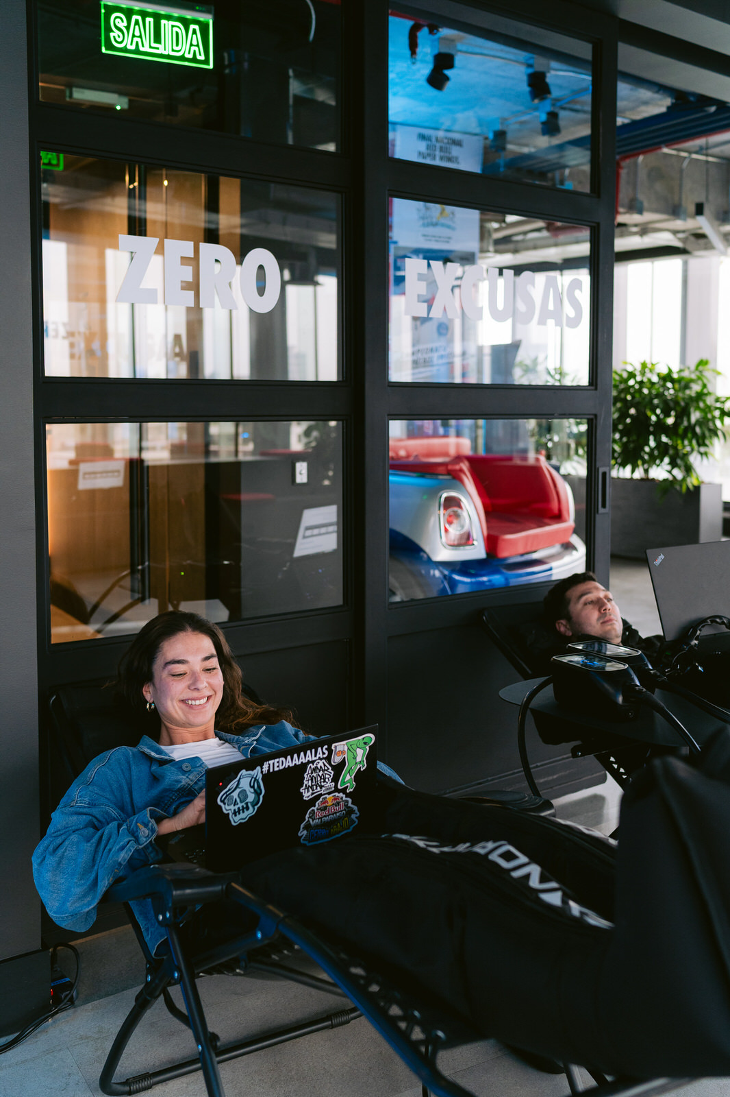 Red Bull RB Zero — mujer bicicleta estatica interior