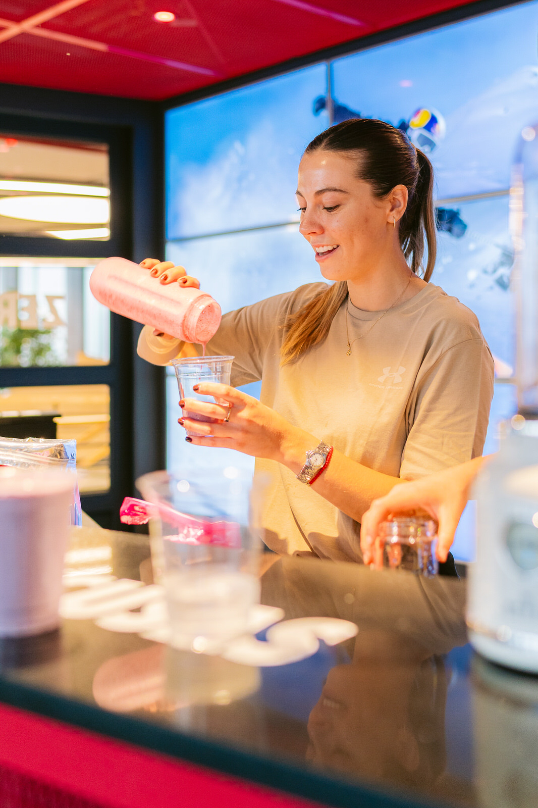 Red Bull RB Zero — mujer preparando batido contador