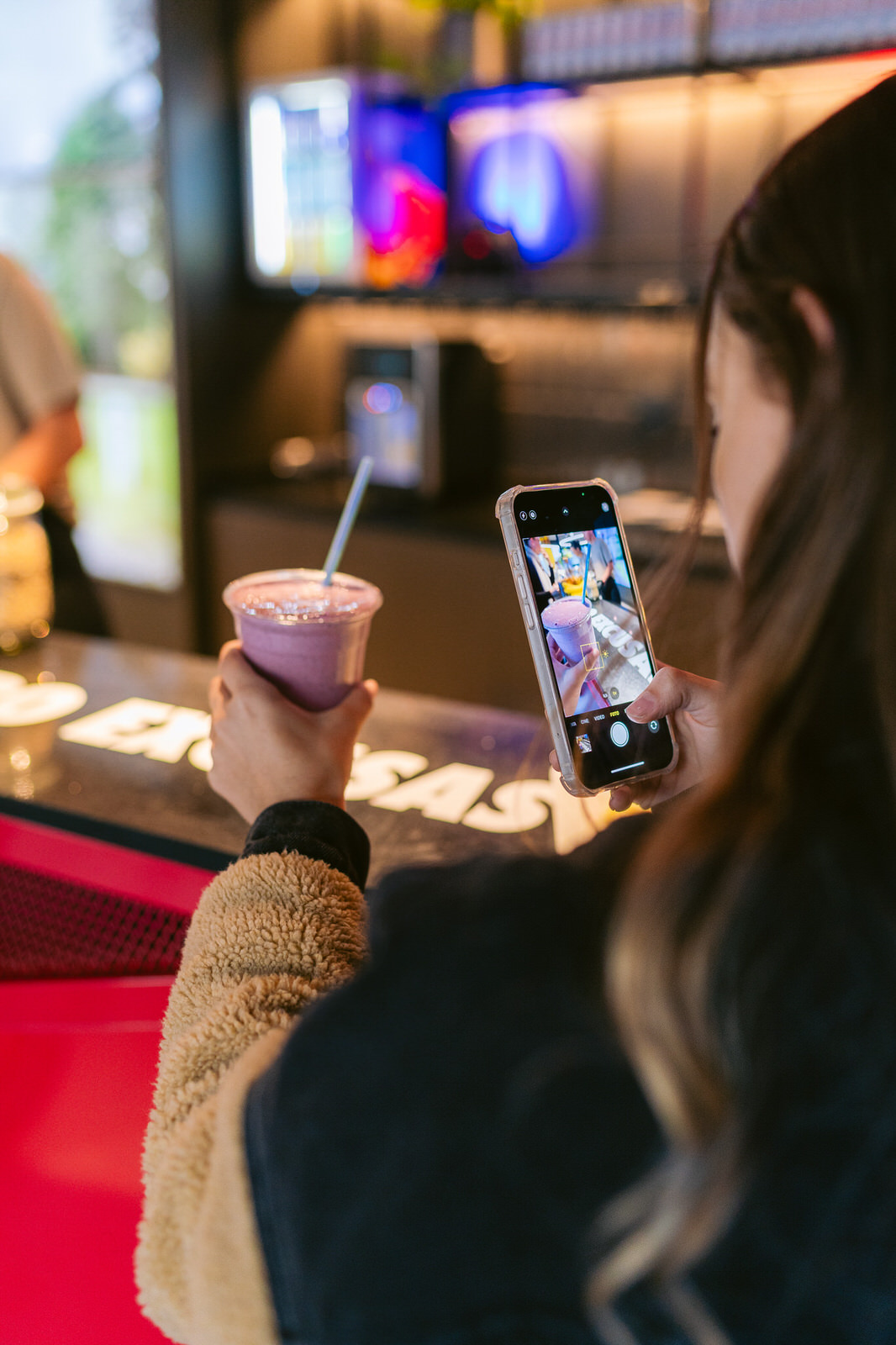 Red Bull RB Zero — mujer telefono sillon interior
