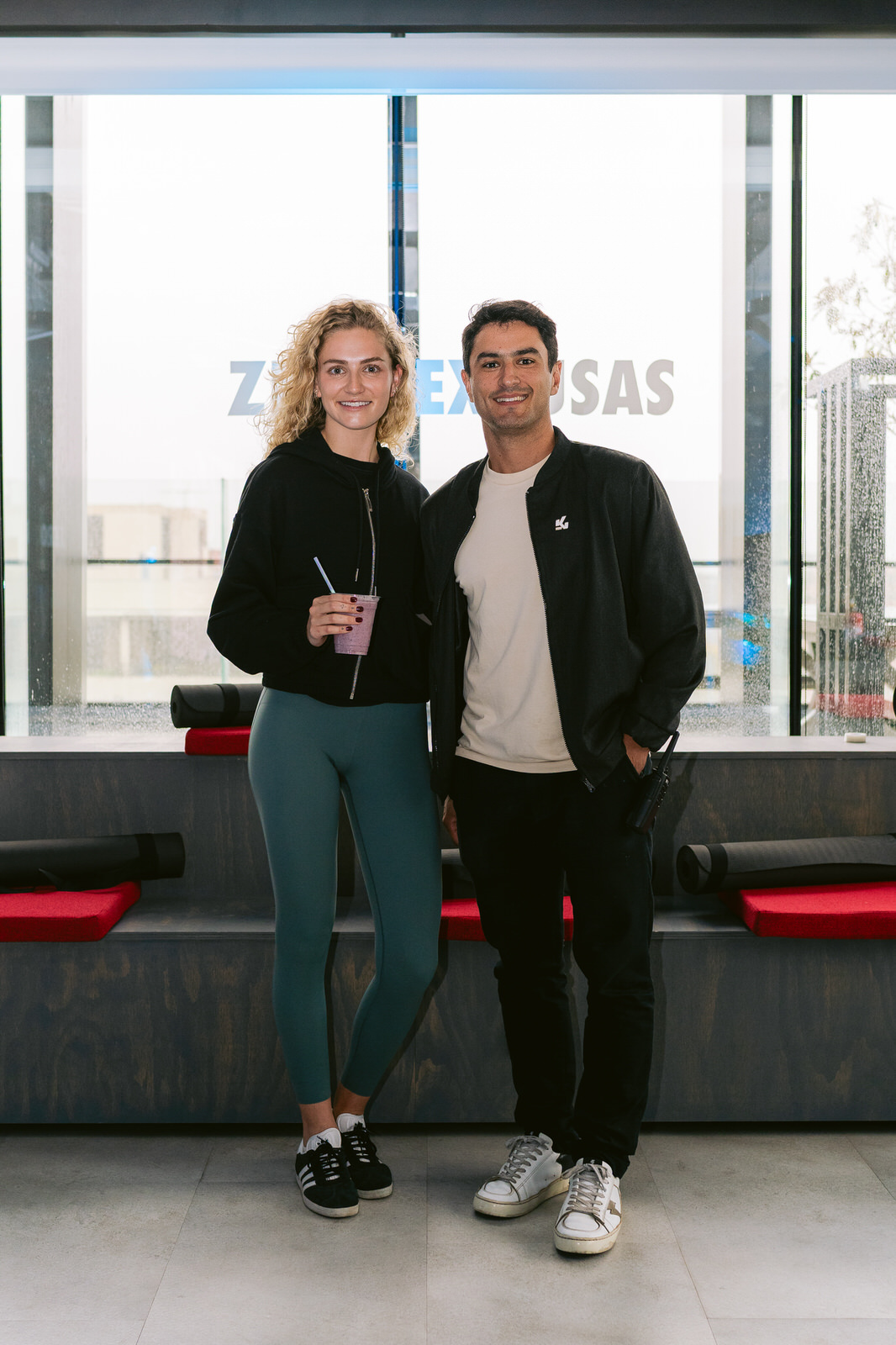Red Bull RB Zero — pareja zero excusas letrero