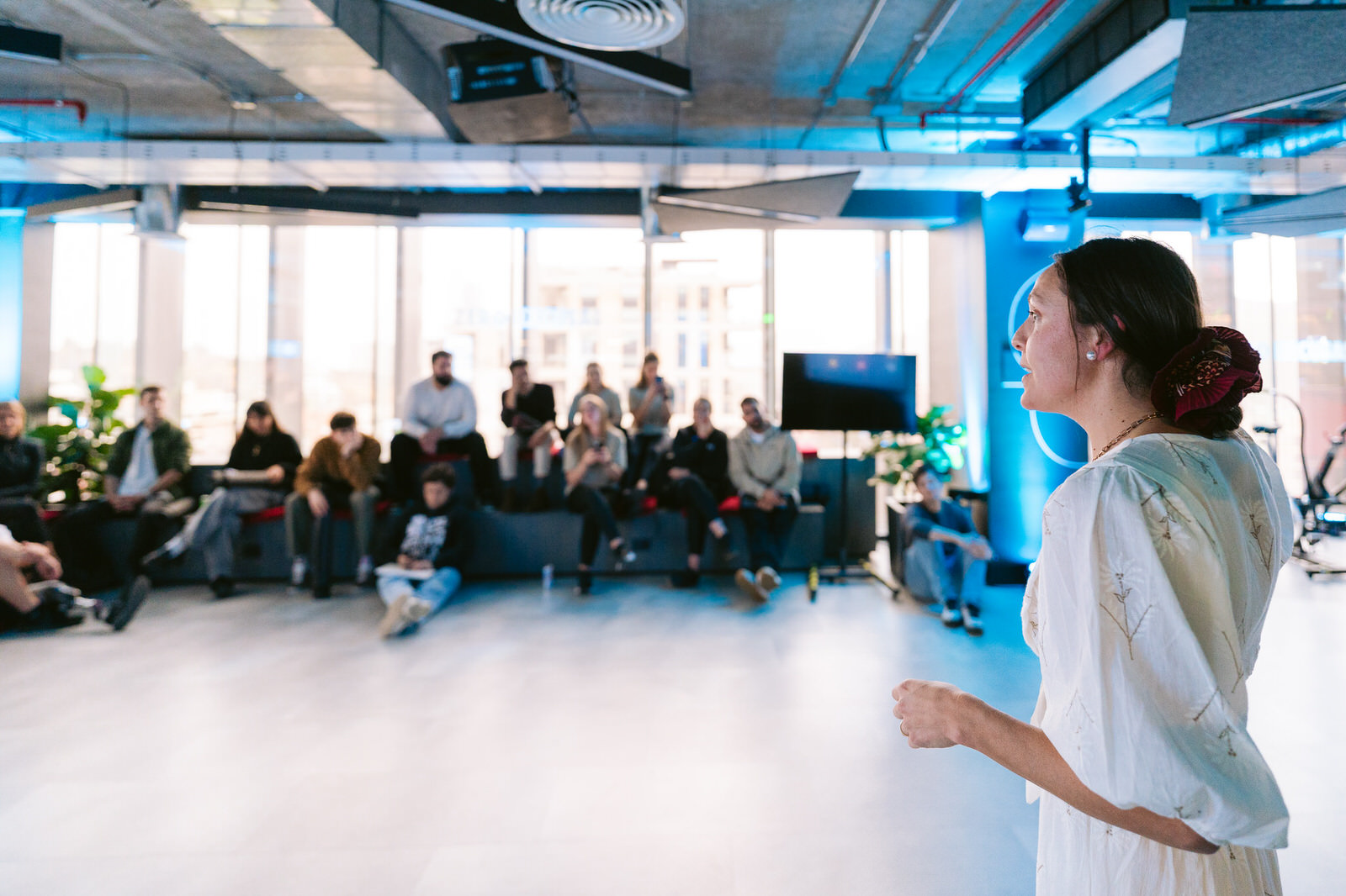 Red Bull RB Zero — presentadora charla espacio interior