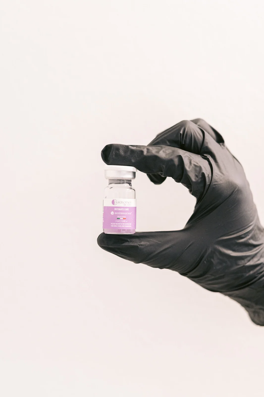 CDM Medical — Purasomes ampolla guantes negros fondo blanco
