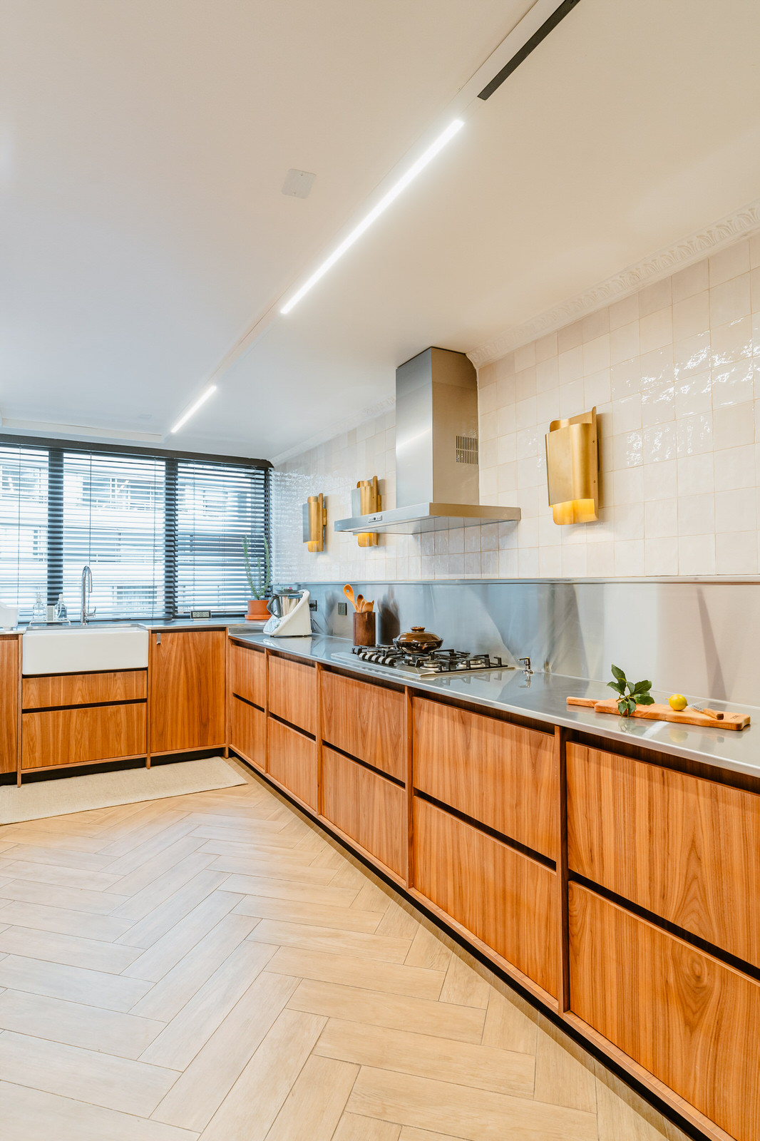 Cocina lineal con campana dorada, Cassone La Luma