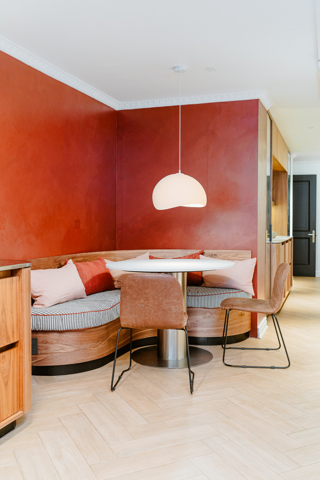 Comedor circular con muro rojo, Cassone La Luma