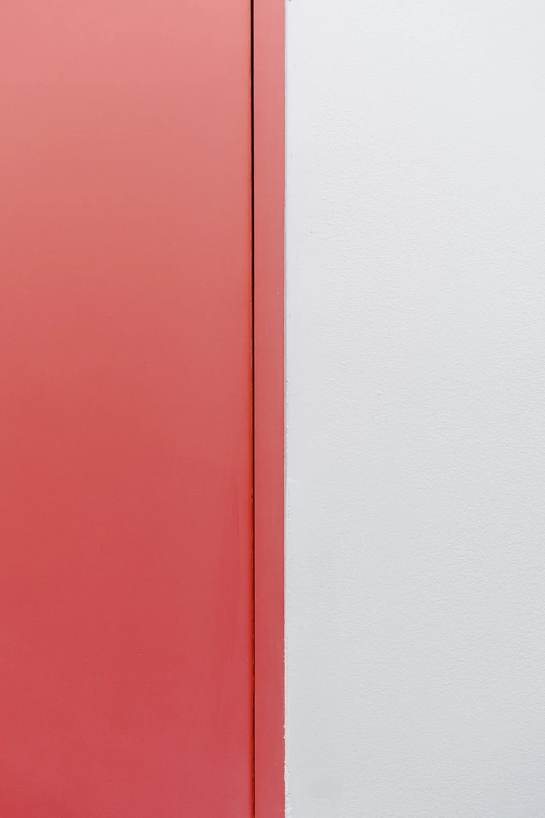 Panel rojo y blanco vertical, Cassone La Luma