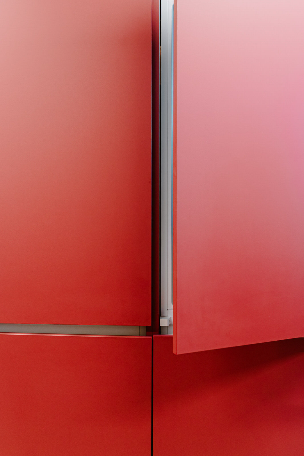 Puerta mueble rojo con acero, Cassone La Luma