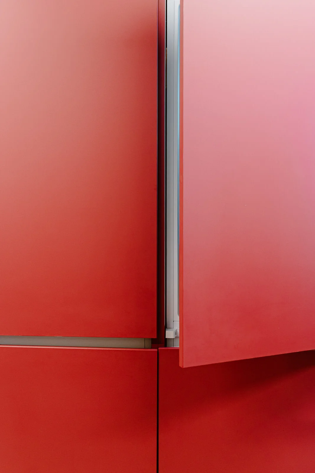 Puerta mueble rojo con acero, Cassone La Luma