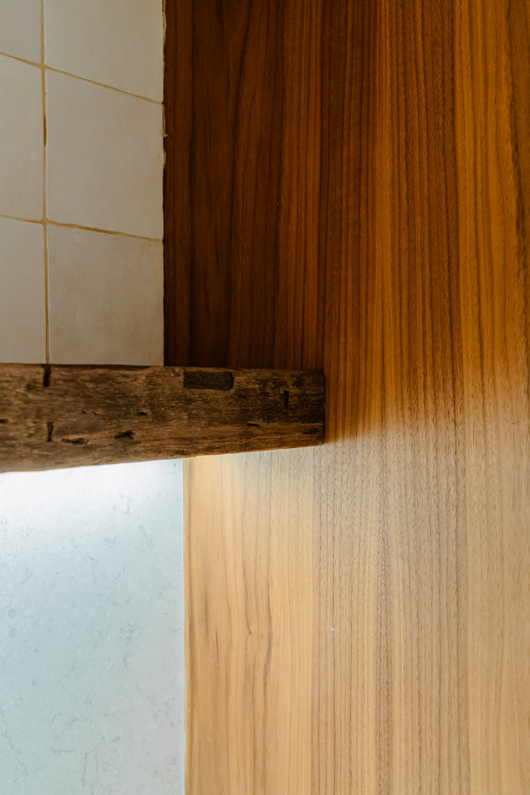 Repisa de madera con luz LED, Cassone La Luma