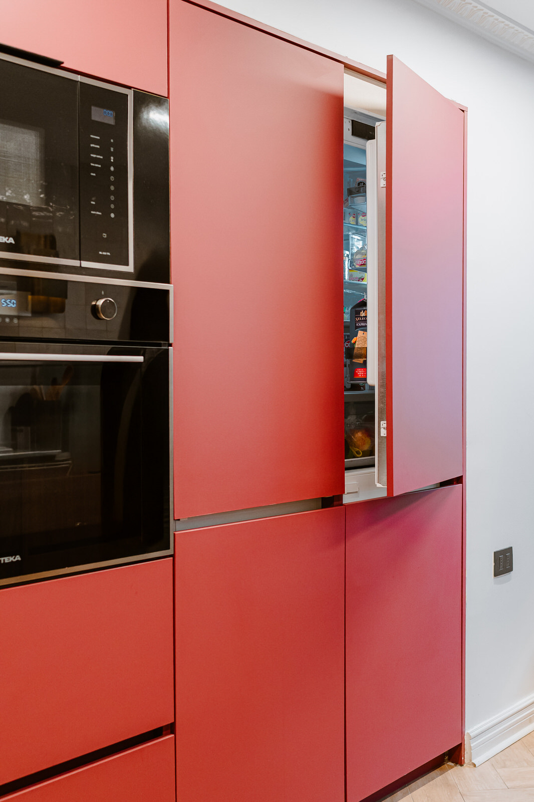 Torre de electrodomésticos en mueble rojo, Cassone La Luma