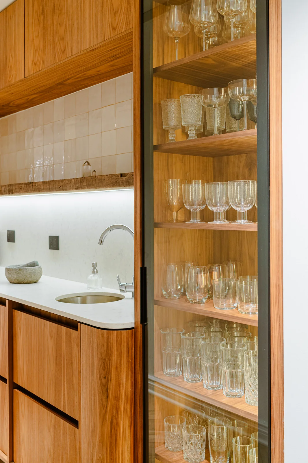 Vitrina con copas y cajón, cocina Cassone La Luma