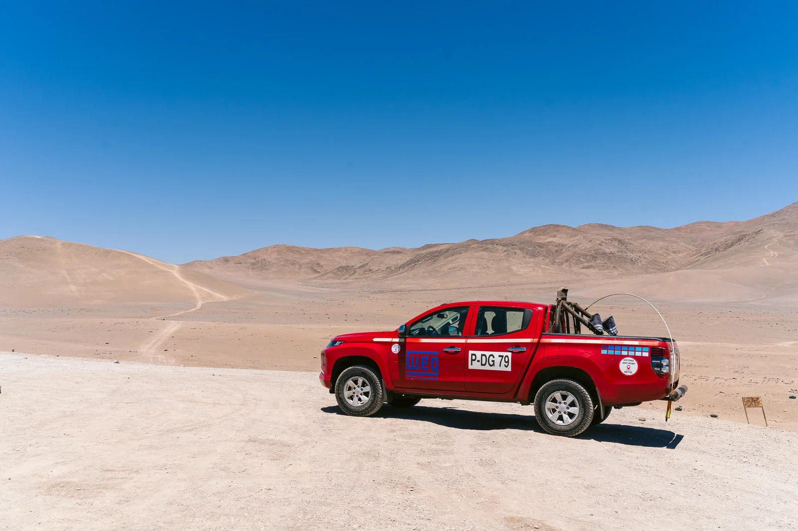 WEG Transformador Antofagasta — camioneta roja desierto