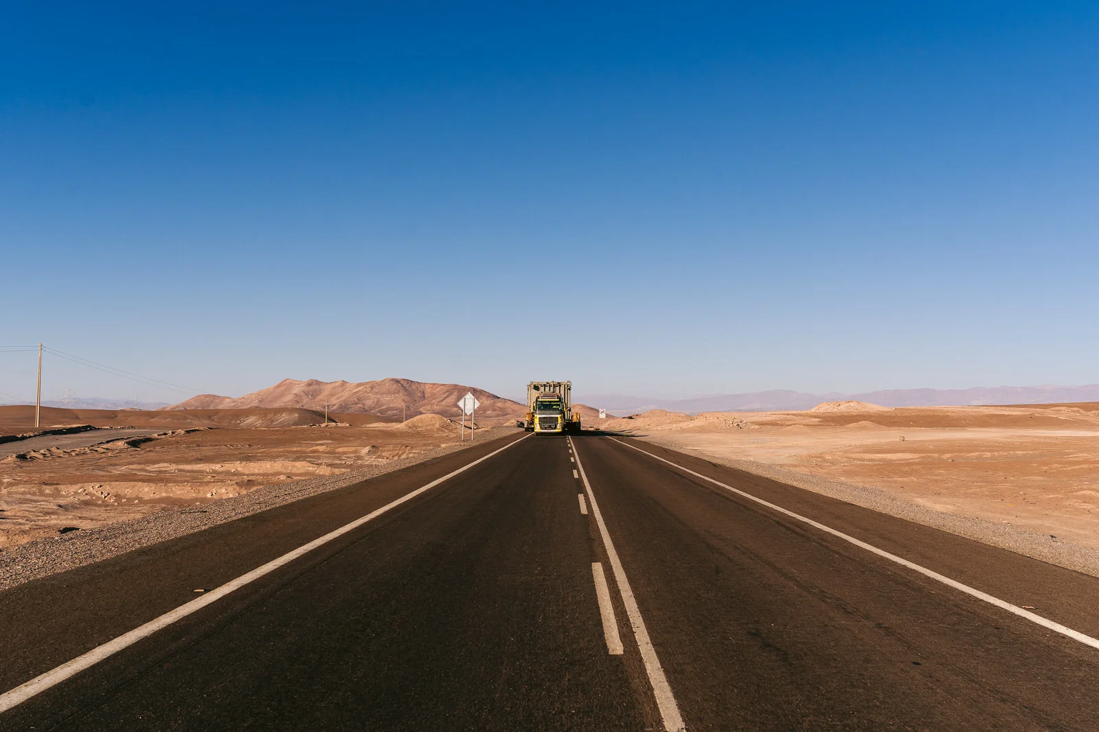 WEG Transformador Antofagasta — carretera recta perspectiva
